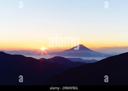 Alba e monte Fuji dal monte Ogawachi nelle Alpi meridionali Foto Stock