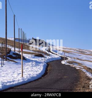 Fattoria in inverno, massiccio del Cezallier, Parco naturale regionale dei Volcans d'Auvergne, Puy de Dome, Francia, Europa Foto Stock