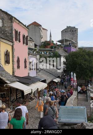 Mostar, Bosnia ed Erzegovina - 15 settembre 2023: Una passeggiata nel centro della città di Mostar, nella federazione della Bosnia ed Erzegovina, in un soleggiato pomeriggio estivo Foto Stock