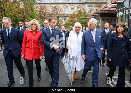 Parigi, Francia. 21 settembre 2023. Da sinistra a destra Emmanuel Gregoire, Brigitte Macron, Emmanuel Macron, la regina Camilla, re Carlo III e Anne Hidalgo durante la visita alla cattedrale di Notre-Dame de Paris, attualmente in restauro a seguito di un incendio del 2019 che distrusse il suo tetto il 21 settembre 2023 a Parigi, in Francia. Foto di Jacques Witt/Pool/ABACAPRESS.COM credito: Abaca Press/Alamy Live News Foto Stock