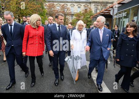 Parigi, Francia. 21 settembre 2023. Da sinistra a destra Emmanuel Gregoire, Brigitte Macron, Emmanuel Macron, la regina Camilla, re Carlo III e Anne Hidalgo durante la visita alla cattedrale di Notre-Dame de Paris, attualmente in restauro a seguito di un incendio del 2019 che distrusse il suo tetto il 21 settembre 2023 a Parigi, in Francia. Foto di Jacques Witt/Pool/ABACAPRESS.COM credito: Abaca Press/Alamy Live News Foto Stock