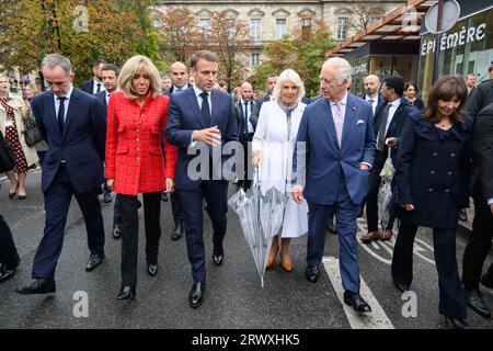 Parigi, Francia. 21 settembre 2023. Da sinistra a destra Emmanuel Gregoire, Brigitte Macron, Emmanuel Macron, la regina Camilla, re Carlo III e Anne Hidalgo durante la visita alla cattedrale di Notre-Dame de Paris, attualmente in restauro a seguito di un incendio del 2019 che distrusse il suo tetto il 21 settembre 2023 a Parigi, in Francia. Foto di Jacques Witt/Pool/ABACAPRESS.COM credito: Abaca Press/Alamy Live News Foto Stock