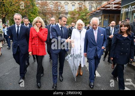 Parigi, Francia. 21 settembre 2023. Da sinistra a destra Emmanuel Gregoire, Brigitte Macron, Emmanuel Macron, la regina Camilla, re Carlo III e Anne Hidalgo durante la visita alla cattedrale di Notre-Dame de Paris, attualmente in restauro a seguito di un incendio del 2019 che distrusse il suo tetto il 21 settembre 2023 a Parigi, in Francia. Foto di Jacques Witt/Pool/ABACAPRESS.COM credito: Abaca Press/Alamy Live News Foto Stock