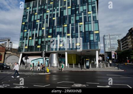 197 Blackfriars Road a Southwark, Londra, dove si sta svolgendo un'udienza di cattiva condotta per cinque agenti incontrati durante la sosta e la ricerca di due atleti neri. L'atleta britannica Bianca Williams e il suo partner Ricardo Dos Santos sono stati fermati e ammanettati a Maida vale, a nord di Londra, nel luglio 2020, mentre guidavano con il loro bambino. Data foto: Giovedì 21 settembre 2023. Foto Stock