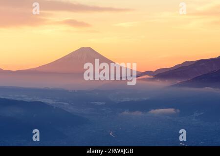 Fuji all'alba dall'altopiano di Takabotchi, prefettura di Nagano Foto Stock