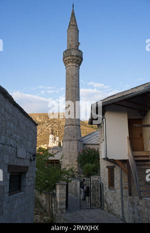 Mostar, Bosnia ed Erzegovina - 15 settembre 2023: Una passeggiata nel centro della città di Mostar, nella federazione della Bosnia ed Erzegovina, in un soleggiato pomeriggio estivo Foto Stock