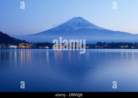 Yamanashi Fuji al crepuscolo da Kawaguchiko Foto Stock