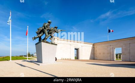 La "scultura del D-Day" nel British Normandy Memorial a Ver-sur-Mer, Francia, dedicata ai soldati britannici uccisi durante gli sbarchi in Normandia. Foto Stock