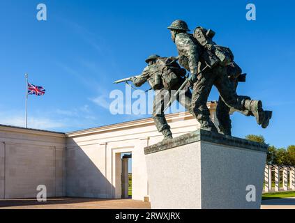 La "scultura del D-Day" nel British Normandy Memorial a Ver-sur-Mer, Francia, dedicata ai soldati britannici uccisi durante gli sbarchi in Normandia. Foto Stock