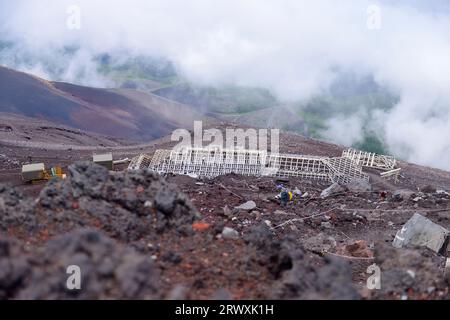 Vista dall'alto del sentiero e del rifugio di montagna sul percorso Fujinomiya sul monte Fuji Foto Stock