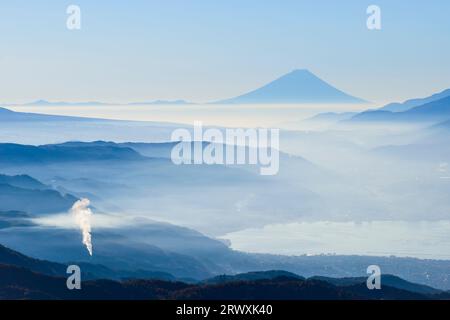 MT. Fuji all'alba dall'altopiano di Takabotchi, prefettura di Nagano Foto Stock