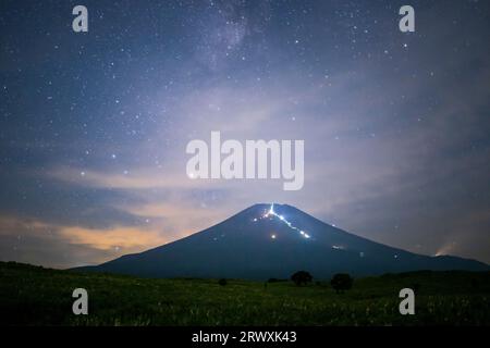 Yamanashi Mt. Fuji e cielo stellato sul sentiero di montagna Foto Stock