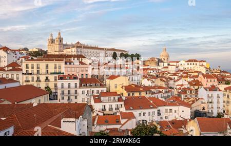 Vista di Alfama e del monastero di São Vicente de Fora da Miradouro das Portas do Sol, Lisbona, Portogallo Foto Stock