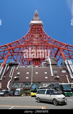 Guardando verso l'iconica Tokyo Tower, Tokyo JP Foto Stock