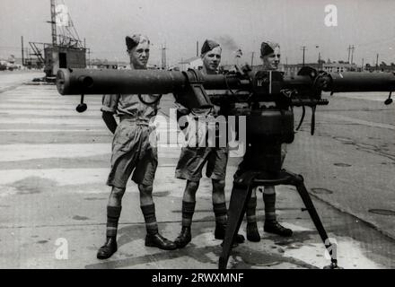 North Carolina: Giovani militari con un rilevatore di altezza e distanza. Fotografia rara: Da una collezione compilata da un militare britannico sconosciuto che copre la No. 1 Composite Demonstration, AA Battery, tour degli Stati Uniti, dall'11 luglio 1943. Si tratta di una delle oltre cento immagini della collezione che erano in media di circa 4 x 3 pollici. Foto Stock
