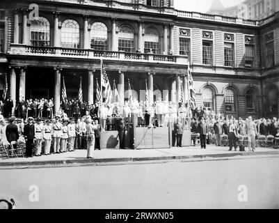 Ricevimento davanti al municipio, New York. Fotografia rara: Da una collezione compilata da un militare britannico sconosciuto che copre la No. 1 Composite Demonstration, AA Battery, tour degli Stati Uniti, dall'11 luglio 1943. Si tratta di una delle oltre cento immagini della collezione che erano in media di circa 4 x 3 pollici. Foto Stock