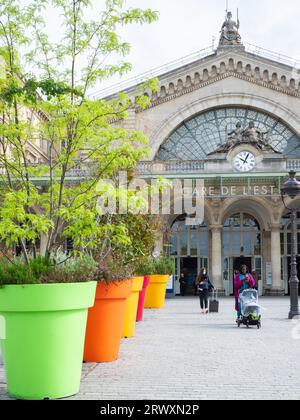 Parigi, Francia - 12 maggio 2023: Una fila di piante con piccoli alberi di fronte alla Gare de l'est Foto Stock