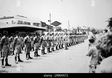 Parata a Riverside, California: Un segno per i pneumatici Goodyear sopra la parata. Fotografia rara: Da una collezione compilata da un militare britannico sconosciuto che copre la No. 1 Composite Demonstration, AA Battery, tour degli Stati Uniti, dall'11 luglio 1943. Si tratta di una delle oltre cento immagini della collezione che erano in media di circa 4 x 3 pollici. Foto Stock