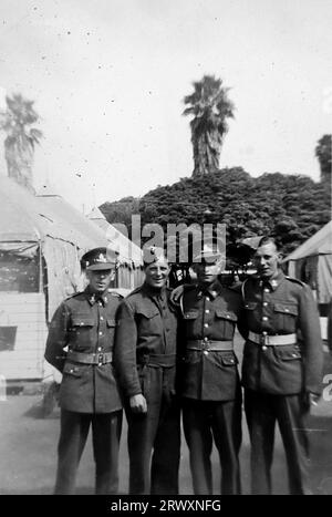 Un gruppo di quattro soldati, presi nel campo in Texas. Fotografia rara: Da una collezione compilata da un militare britannico sconosciuto che copre la No. 1 Composite Demonstration, AA Battery, tour degli Stati Uniti, dall'11 luglio 1943. Si tratta di una delle oltre cento immagini della collezione che erano in media di circa 4 x 3 pollici. Foto Stock