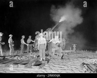 Una dimostrazione notturna di un cannone antiaereo britannico. Foto rara che proviene da una collezione compilata da un militare britannico sconosciuto che copre la No. 1 Composite Demonstration, AA Battery, tour degli Stati Uniti, dall'11 luglio 1943. Si tratta di una delle oltre cento immagini della collezione che erano in media di circa 4 x 3 pollici. Foto Stock