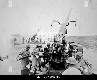 Dimostrazione di cannoni e equipaggi antiaerei dell'esercito britannico in azione. Foto rara che proviene da una collezione compilata da un militare britannico sconosciuto che copre la No. 1 Composite Demonstration, AA Battery, tour degli Stati Uniti, dall'11 luglio 1943. Si tratta di una delle oltre cento immagini della collezione che erano in media di circa 4 x 3 pollici. Foto Stock