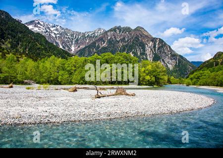 Kamikochi: Le vette dell'Hotaka e il fiume Azusa Foto Stock