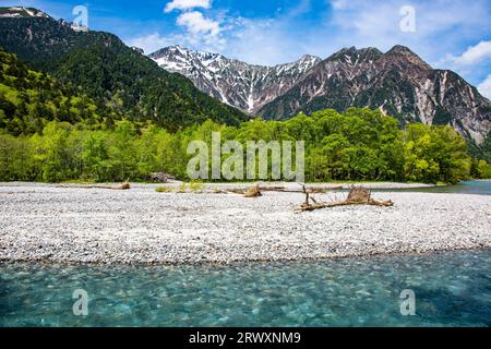 Kamikochi: Le vette dell'Hotaka e il fiume Azusa Foto Stock