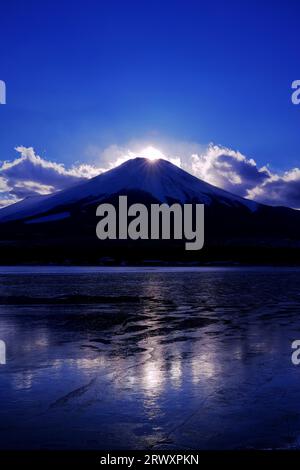 Diamond Fuji visto dal lago ghiacciato Yamanaka Foto Stock