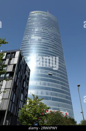 Bilbao, Biscaglia, Spagna - 13 agosto 2023: Edifici moderni e alti nella città di Bilbao in una giornata di sole Foto Stock