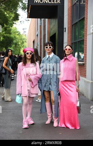 Milano, Lombardia, Italia. 20 settembre 2023. La settimana della moda milanese si svolge dal 19 al 25 settembre 2023 a Milano, Italia. Gli amanti della moda e i blogger di moda posano per i fotografi prima della sfilata di moda Fendi (Credit Image: © Marina Takimoto/ZUMA Press Wire) SOLO PER USO EDITORIALE! Non per USO commerciale! Foto Stock