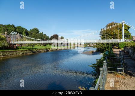 Questo ponte vittoriano a Whitesands Dumfries sul fiume Nith, originariamente forniva accesso pedonale da e per i mulini sulla riva occidentale Foto Stock