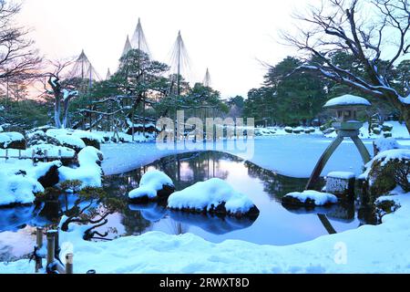 Giardino Kenrokuen sulla neve con lanterne Koji Foto Stock