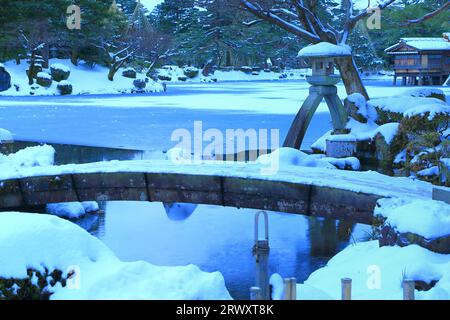 Giardino Kenrokuen sulla neve con lanterne Koji Foto Stock