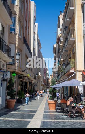 Gente che cammina lungo la strada dello shopping di Calle traperia nella città di Murcia in Spagna Foto Stock