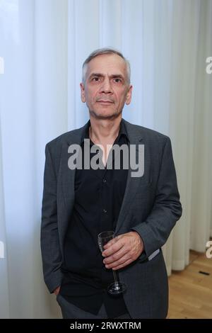 Berlino, Germania. 21 settembre 2023. L'autore Lutz Seiler si trova di fronte a un sipario alla cerimonia di premiazione del Premio Letteratura di Berlino dello Stiftung Preußische Seehandlung, che è dotato di 30.000 euro. La Stiftung Preußische Seehandlung fu fondata nel 1983 dallo Stato di Berlino dai rimanenti attivi della Banca di Stato prussiana. Credito: Jörg Carstensen/dpa/Alamy Live News Foto Stock