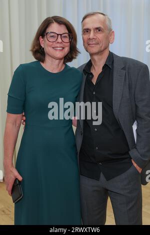 Berlino, Germania. 21 settembre 2023. L'autore Lutz Seiler e sua moglie Charlotta Seiler Brylla si trovano di fronte a un sipario alla cerimonia di premiazione del Premio Letteratura di Berlino dello Stiftung Preußische Seehandlung, che è dotato di 30.000 euro. La Stiftung Preußische Seehandlung fu fondata nel 1983 dallo Stato di Berlino dai rimanenti attivi della Banca di Stato prussiana. Credito: Jörg Carstensen/dpa/Alamy Live News Foto Stock