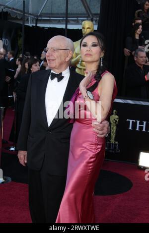 Hollywood, Stati Uniti d'America. 27 febbraio 2011. HOLLYWOOD, CA - FEBBRAIO 27: Rupert Murdoch, Wendi Deng arriva al 83° Annual Academy Awards tenutosi al Kodak Theatre il 27 febbraio 2011 a Hollywood, California. Persone: Rupert Murdoch, Wendi Deng Credit: Storms Media Group/Alamy Live News Foto Stock