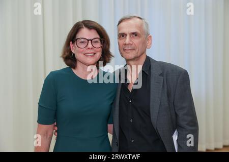 Berlino, Germania. 21 settembre 2023. L'autore Lutz Seiler e sua moglie Charlotta Seiler Brylla si trovano di fronte a un sipario alla cerimonia di premiazione del Premio Letteratura di Berlino dello Stiftung Preußische Seehandlung, che è dotato di 30.000 euro. La Stiftung Preußische Seehandlung fu fondata nel 1983 dallo Stato di Berlino dai rimanenti attivi della Banca di Stato prussiana. Credito: Jörg Carstensen/dpa/Alamy Live News Foto Stock