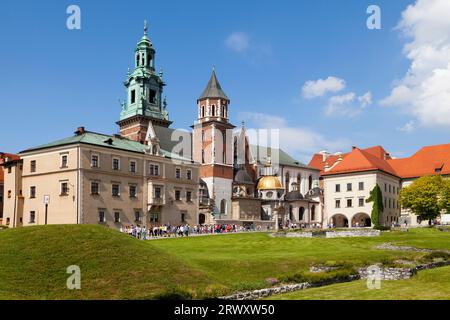 Cracovia, Polonia - Giugno 07 2019: La Cattedrale di Wawel sulla collina di Wawel, così come la Cappella di Sigismund (a destra, con una cupola d'oro) e la cappella della Dinastia Vasa ( Foto Stock