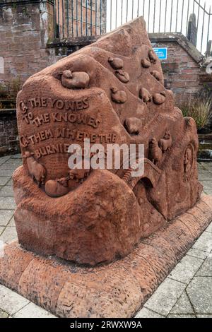 Robert Burns Rock un grande blocco di arenaria intagliata riflette elementi di poesie come Tam o' Shanter e To a mouse Foto Stock