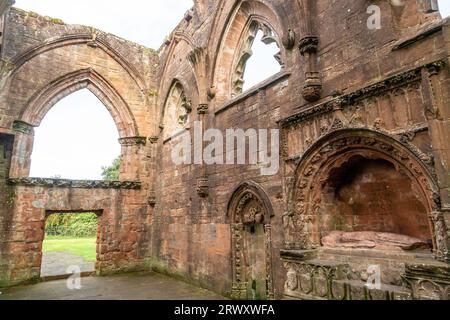 La Lincluden Collegiate Church, nota in precedenza come Lincluden Priory o Lincluden Abbey, è una casa religiosa in rovina, vicino a Dumfries. Foto Stock