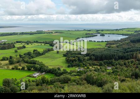 Loch Kindar visto dal monumento di Waterloo vicino a New Abbey, Dumfries. Foto Stock