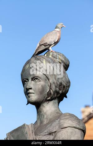 Statua di Jean Armour la moglie del poeta Robert Burns con un piccione sulla testa, Dumfries, Scozia Foto Stock