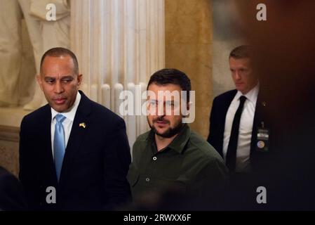 Washington, Stati Uniti d'America. 21 settembre 2023. Il presidente dell'Ucraina Volodymyr Zelenskyy cammina attraverso il Campidoglio con il leader della minoranza della camera degli Stati Uniti Hakeem Jeffries (democratico di New York) giovedì 21 settembre 2023. ?Credit: Annabelle Gordon/CNP/Sipa USA Credit: SIPA USA/Alamy Live News Foto Stock