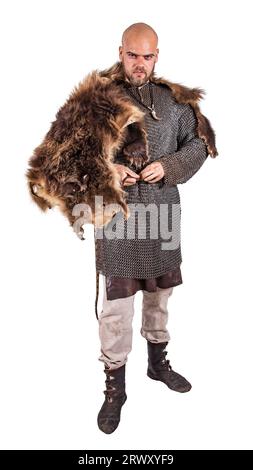 vichingo medievale con catena di distribuzione e un tappeto in pelle d'orso. Isolato su bianco Foto Stock