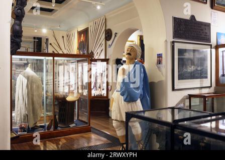 Whitby Museum, un museo indipendente vittoriano ricco di affascinanti collezioni di fossili locali, storia naturale, modellini di navi e molto altro, Regno Unito Foto Stock