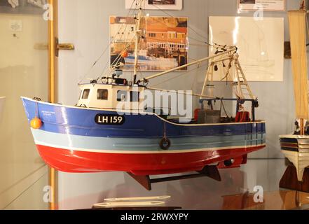 Whitby Museum, un museo indipendente vittoriano ricco di affascinanti collezioni di fossili locali, storia naturale, modellini di navi e molto altro, Regno Unito Foto Stock