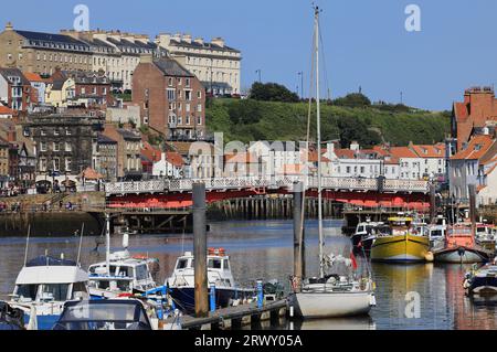 Whitby Swing Bridge, ponte pedonale e stradale sul fiume Esk, nel North Yorkshire, Regno Unito Foto Stock
