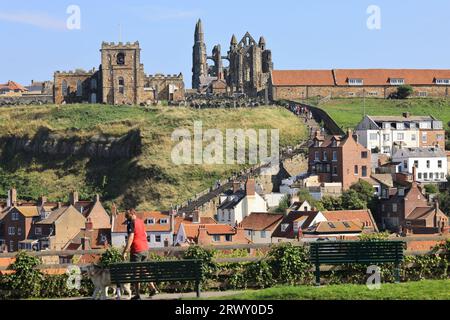 I 199 gradini fino alla St Mary's Church & Whitby Abbey, originariamente utilizzati come prova di fede cristiana per coloro che desiderano adorare nella chiesa, nel Regno Unito Foto Stock