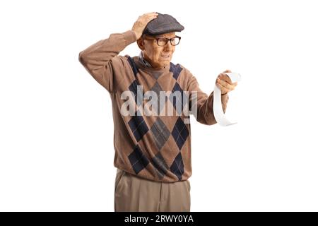 Un uomo anziano che guarda un disegno di legge e tiene la testa nell'incredulità isolato su sfondo bianco Foto Stock